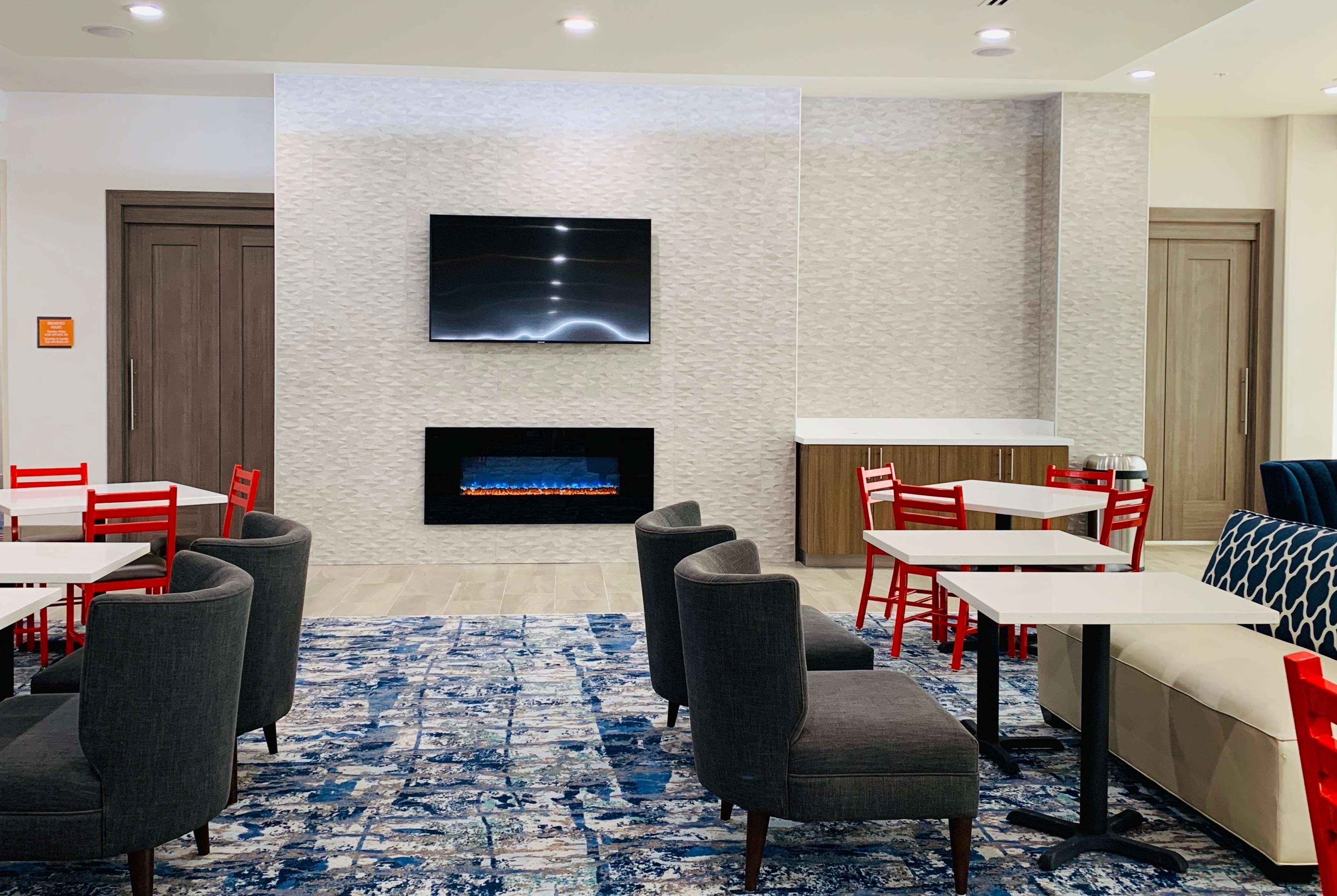 La Quinta Inn & Suites By Wyndham - Red Oak Tx Ih-35E Exterior photo