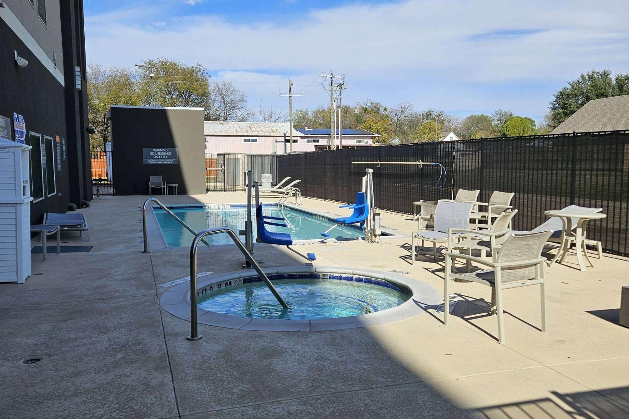 La Quinta Inn & Suites By Wyndham - Red Oak Tx Ih-35E Exterior photo